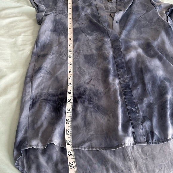 Women's Simply Vera Wang Shirred Neck Blouse. Blue Tie Dye. Button. Soft. Sz: S - Picture 4 of 15